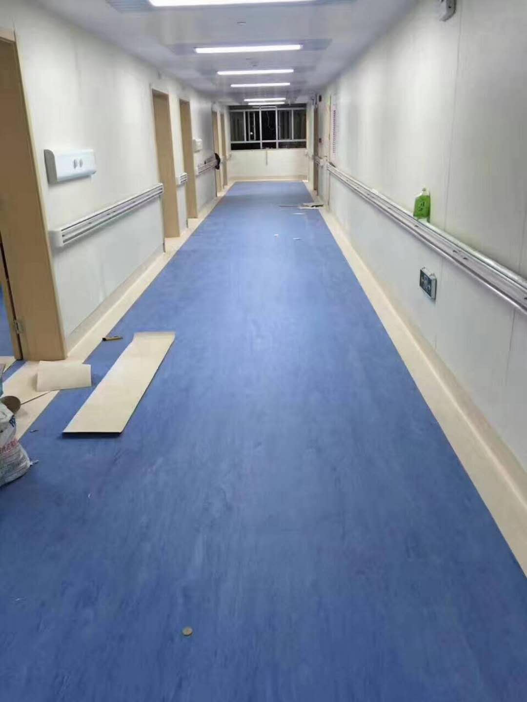 什么同質(zhì)透心pvc地板？